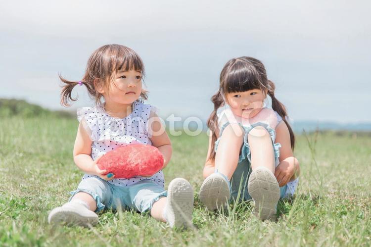 ハートを持つ子供（女の子・幼児・園児） 姉妹,子供,女の子の写真素材