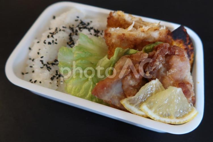 から揚げとチキンチーズカツのお弁当 お弁当,ランチ,から揚げの写真素材