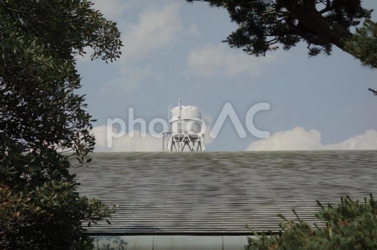 ノスタルジックな風景、屋根ごしの給水塔 ノスタルジック,レトロ,セピアの写真素材