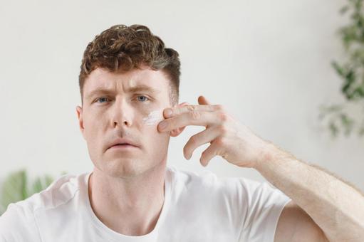 男性が頬に乳液を塗る 男性,外国人,欧米人の写真素材