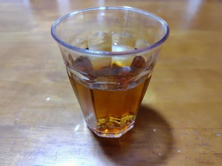 麦茶の入ったコップ 麦茶の入ったコップの写真