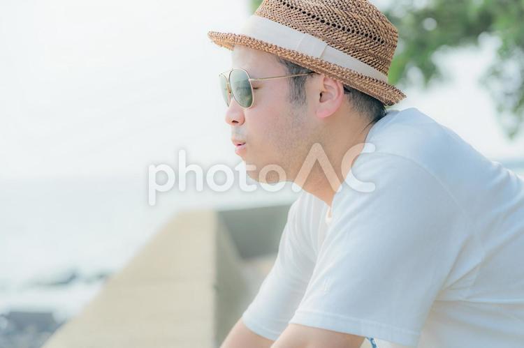 遠くを眺める男性 男性,青年,サングラスの写真素材