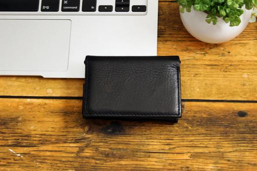 木製机の上の黒い財布 木製机の上の黒い財布 財布,黒色,レザーの写真素材