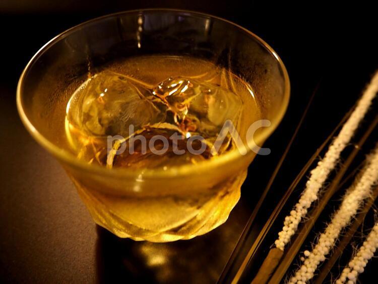 ウイスキーと月見酒 ウイスキー,酒,月見酒の写真素材