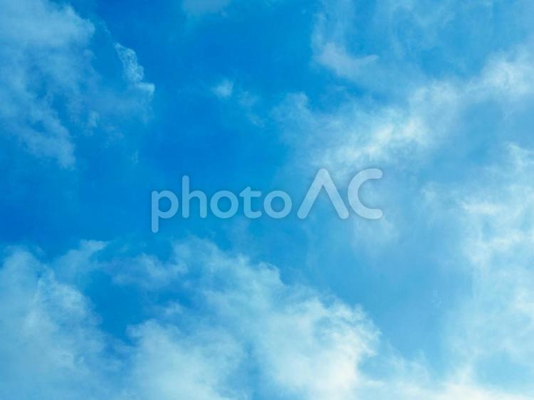 水色の空に溶ける雲 スカイブルー,晴れ,青空の写真素材