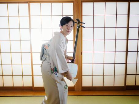 33:三味線と和服の女性 33:三味線と和服の女性 三味線,伝統芸能,和楽器の写真素材