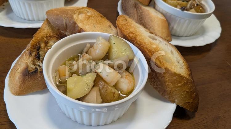 アヒージョのある食卓 オリーブオイル,フランスパン,アヒージョの写真素材