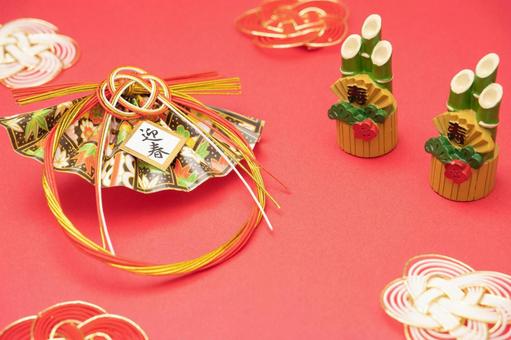 赤背景に映える迎春水引と門松の新年素材 正月,迎春,新年の写真素材