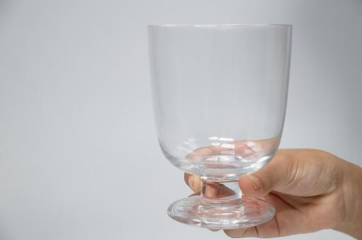 透明な脚付きグラスを持つ手 グラス,手,透明の写真素材