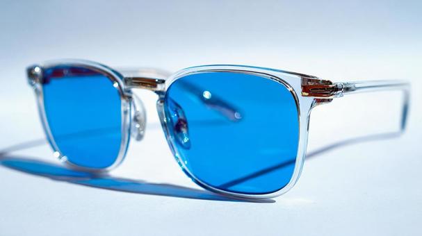 スタイリッシュな青いサングラスの写真