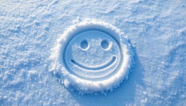 雪に描かれたスマイルマーク 雪に描かれたスマイルマークの写真