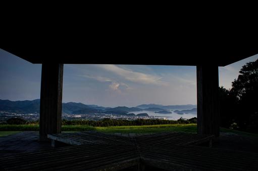 <素材>夕暮れの鬼岳山頂の東屋からの眺め <素材>夕暮れの鬼岳山頂の東屋からの眺め 夕方,サンセット,日没の写真素材