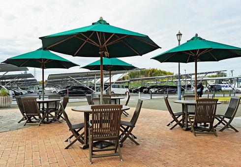 緑色のパラソルのテラス席の写真