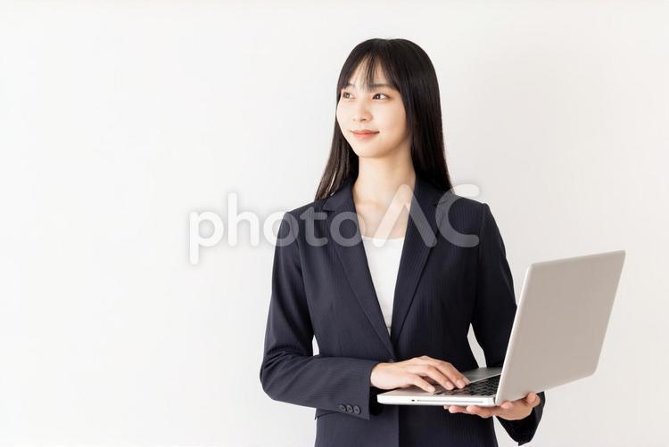 ノートパソコンを持つビジネスウーマン 女性,ビジネスウーマン,検索の写真素材