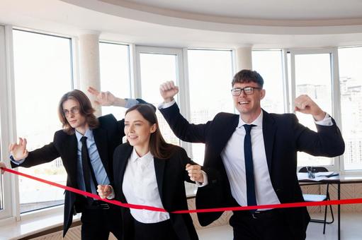 喜ぶ外国人男女と赤いテープ 男女,外国人,ビジネスの写真素材