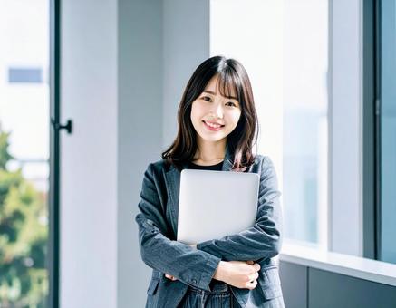 ノートパソコンを持つ女性7 ノートパソコンを持つ女性7の写真