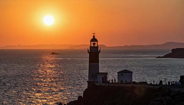 綺麗な夕陽と灯台 綺麗な夕陽と灯台の写真