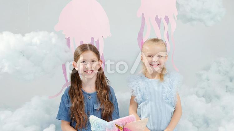 カメラ目線の笑顔の女の子2人 女の子,アート,デコレーションの写真素材