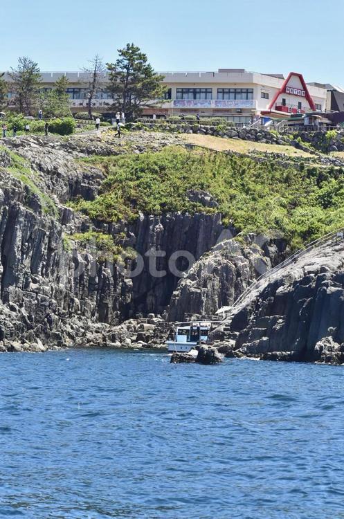 横から見た東尋坊　遊覧船からの景色 橋,アクティビティ,柱状節理の写真素材