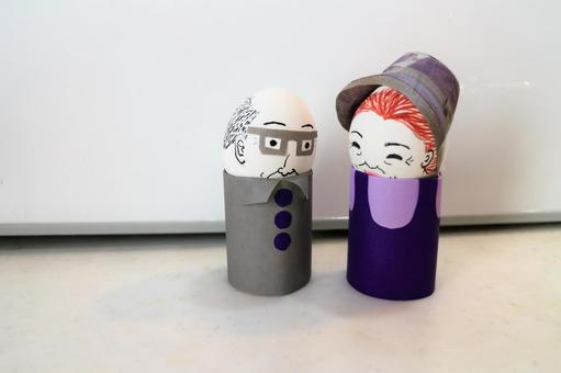 しょげているお爺ちゃんを慰める 男性,おじいちゃん,女性人形の写真素材