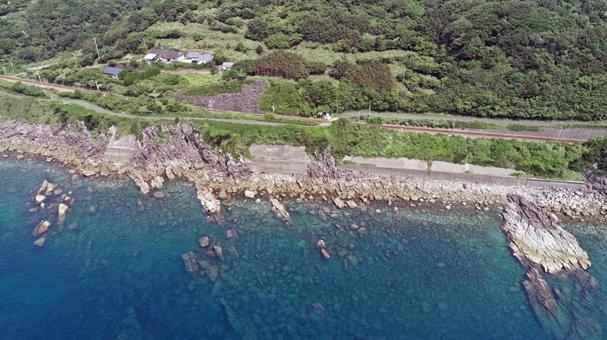 緑の森とのコントラストも美しい東シナ海 緑の森とのコントラストも美しい東シナ海の写真