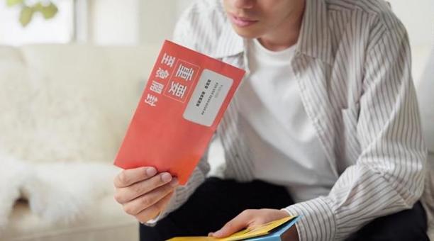 督促状を確認するアジア人男性 督促状,催促,封筒の写真素材