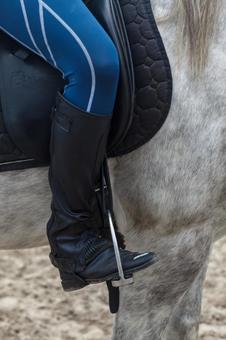 鞍にまたぐ騎手の足 鞍にまたぐ騎手の足の写真