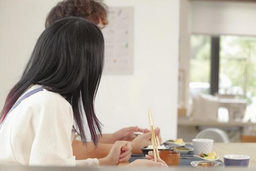 幸せそうに食事をする若いカップル 幸せそうに食事をする若いカップル 笑顔,幸せ,新婚の写真素材