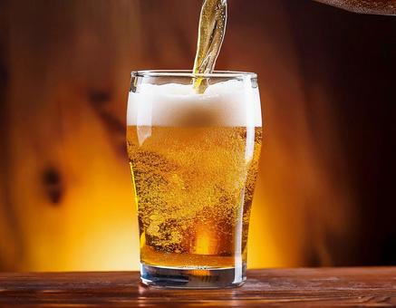 グラスに注がれるビールの写真