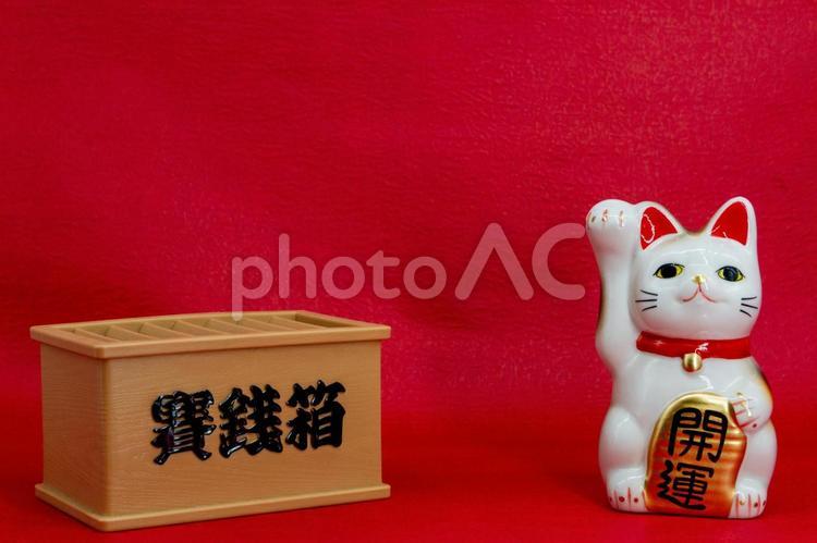 赤背景に招き猫と賽銭箱 招き猫,賽銭箱,賽銭の写真素材