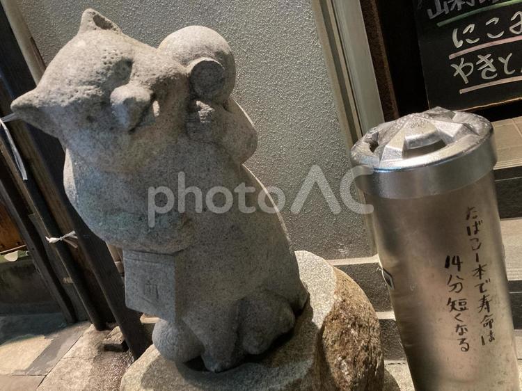 シュールな灰皿と狸の置き物 灰皿,アシュトレイ,タバコの写真素材