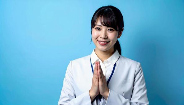両手をあわせお願いするビジネスウーマン 両手をあわせお願いするビジネスウーマンの写真