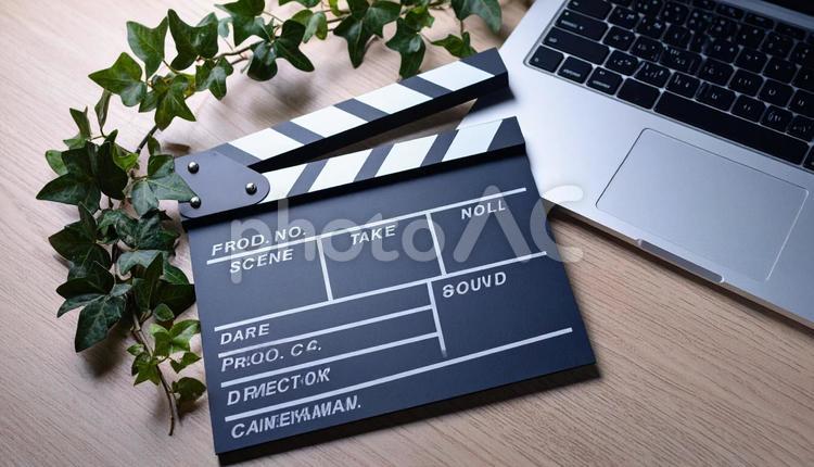 テーブルの上のカチンコとPC　動画製作費 カチンコ,動画,映画の写真素材