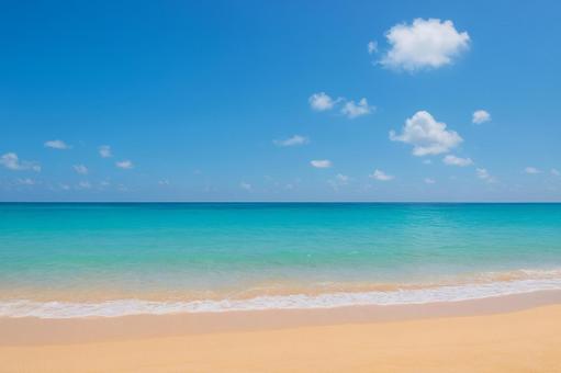夏の青い海と砂浜 夏の青い海と砂浜の写真