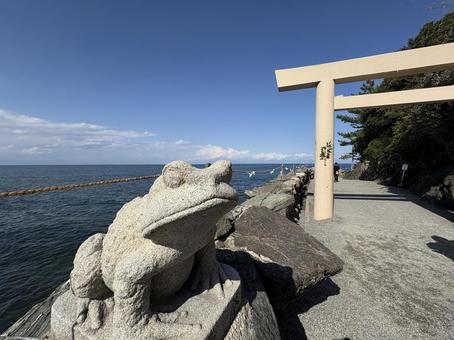 海辺の鳥居とかえるの守り神 海辺の鳥居とかえるの守り神 海,二見ヶ浦,パワースポットの写真素材