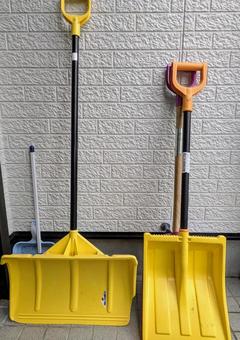 冬の除雪への準備 スコップ,ほうき,ちりとりの写真素材