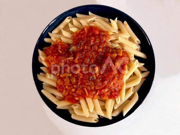 トマトソースのペンネ　全体　イタリアン トマト,ソース,ペンネの写真素材