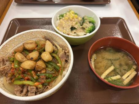 にんにく香る牛丼定食 にんにく香る牛丼定食の写真
