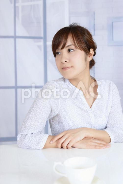女性　くつろぐ　ポートレート 女性,主婦,健康の写真素材