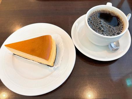 ニューヨークチーズケーキとホットコーヒー ニューヨークチーズケーキとホットコーヒー ニューヨークチーズケーキ,チーズケーキ,カフェの写真素材
