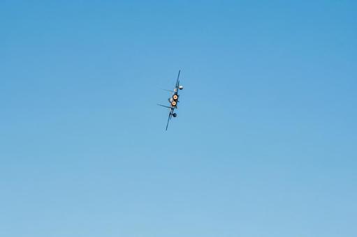 航空祭で機動飛行を披露するアグレッサー 航空祭で機動飛行を披露するアグレッサー 戦闘機,ジェット,アグレッサーの写真素材