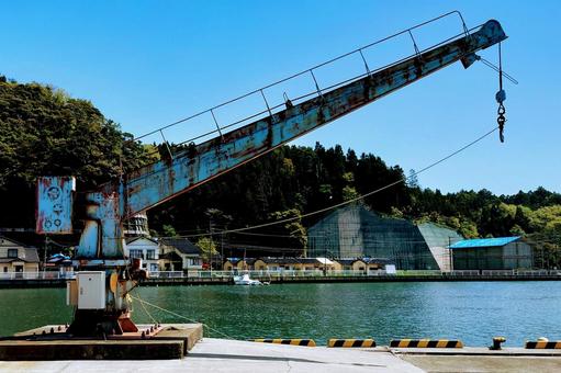 漁港のクレーン装置　荷物つり上げ 漁港,クレーン,水産業の写真素材