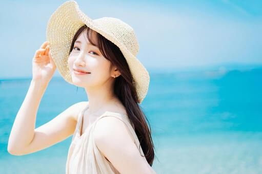 青い海と空を背景にした若い女性 女性,海,夏の写真素材