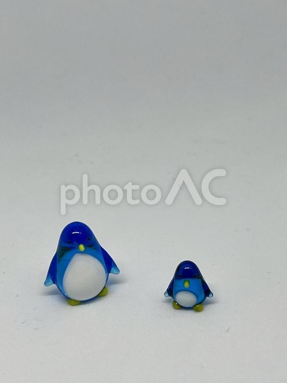 ガラス細工の２匹のペンギン ガラス,ガラス細工,青の写真素材