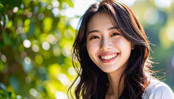 緑豊かな自然の中で笑顔の若い日本人女性 緑豊かな自然の中で笑顔の若い日本人女性の写真