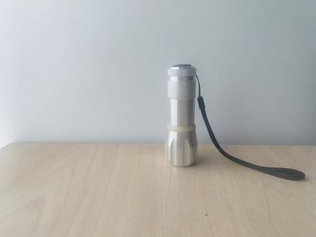 手のひらサイズの懐中電灯 懐中電灯,ライト,防災の写真素材