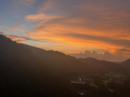 椛川ダムから見た夕日 椛川ダムから見た夕日の写真