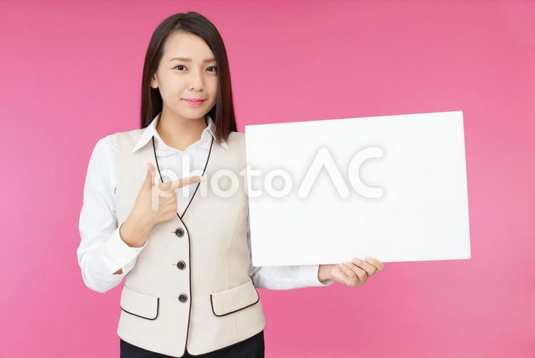 ホワイトボードを持つ笑顔の女性 女性,ビジネスウーマン,女の写真素材