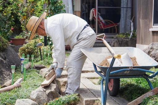 土木工事をする高齢の男性 土木工事をする高齢の男性 改造,年金生活,土いじりの写真素材
