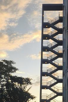 非常階段 非常階段 ビル,夕暮れ,夕焼けの写真素材